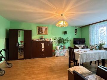 Przestronny dom z dwoma mieszkaniami i dużą działką