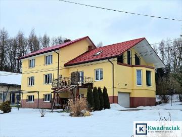 Przestronny dom z dwoma mieszkaniami i dużą działką