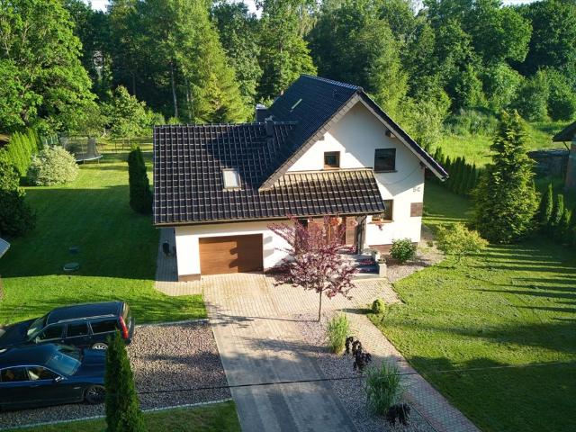 Przestronny dom z dużą działką i tarasem polecam!