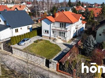 Przestronny dom z garażem i tarasem w Radomiu