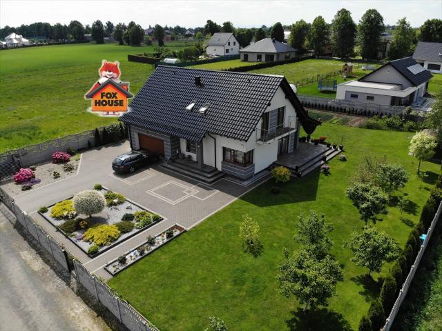 Przestronny dom z garażem i tarasem w Wykrotach