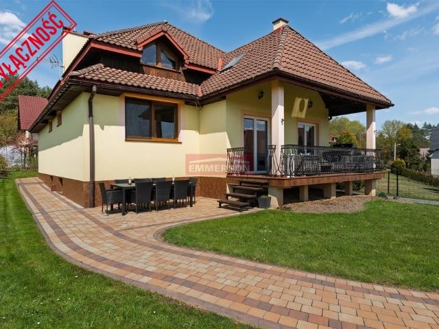 Przestronny dom z garażem, kominkiem i ogrzewaniem podłogowym