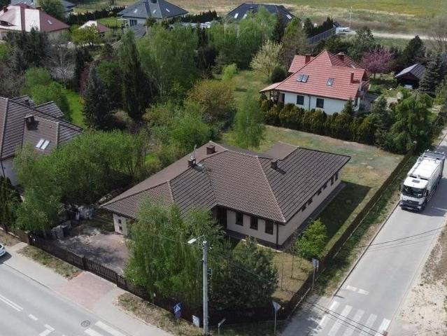 Przestronny dom z garażem, tarasem i ogrodem