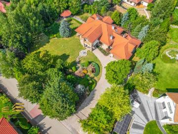 Przestronny dom z indywidualnym wykończeniem i ogrodem