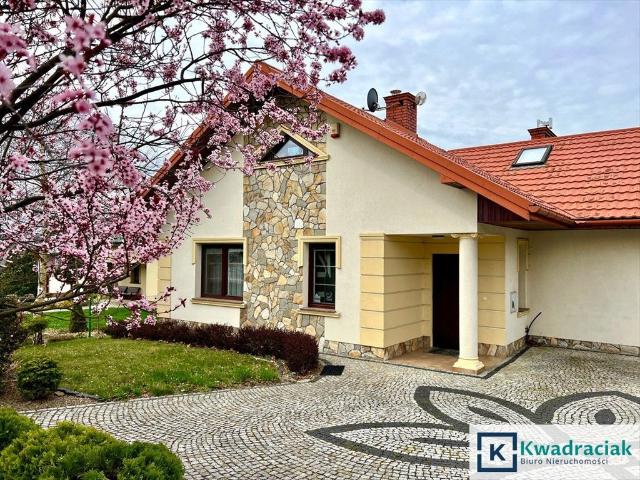 Do sprzedania przestronny dom z kominkiem i garażem 70 m²