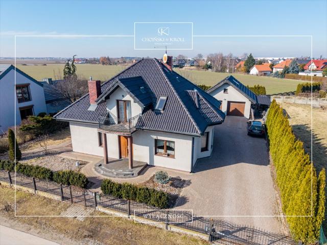 Przestronny dom z kominkiem, ogrodem i garażem 226 m²