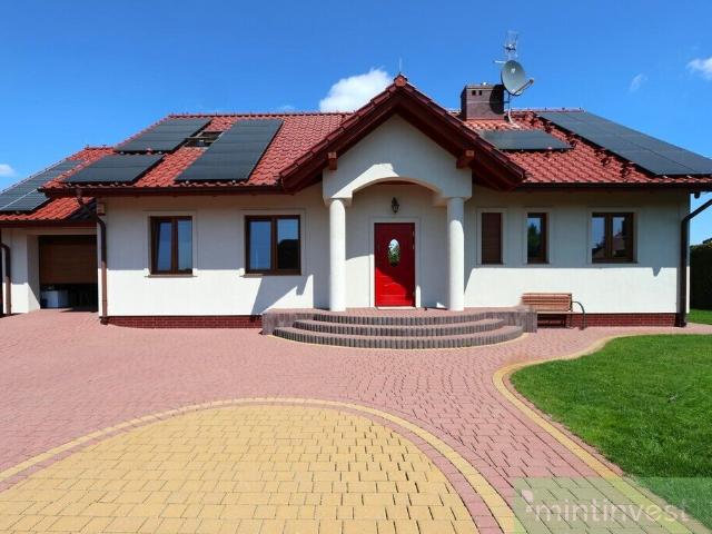 Przestronny dom z kominkiem, tarasem i ogrodem