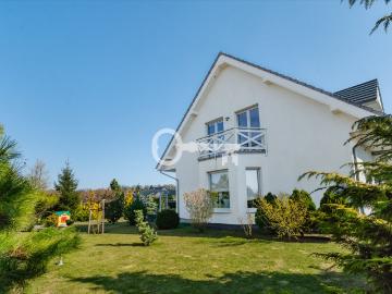 Przestronny dom z niezależnym apartamentem i dużym ogrodem