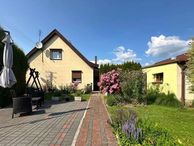 Polecam przestronny dom 140 m² z ogrodem i garażami w Sadach