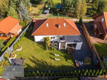 Przestronny dom z ogrodem i tarasem w spokojnej okolicy