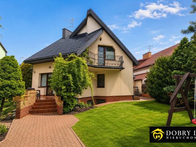 Przestronny dom z ogrodem, sauną i garażem w Jaroszówce
