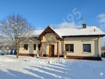 Przestronny dom z ogrodem 3240 m², garaże, taras, komfort