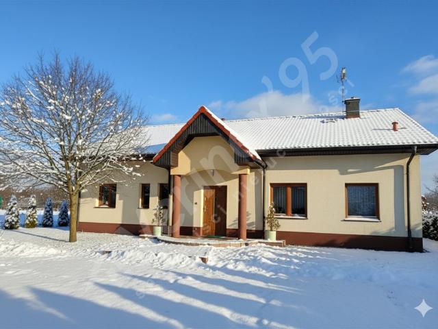 Przestronny dom z ogrodem 3240 m², garaże, taras, komfort