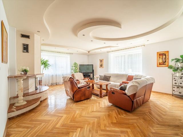 Na sprzedaż przestronny dom 240 m² z ogrodem i garażem w Radomiu