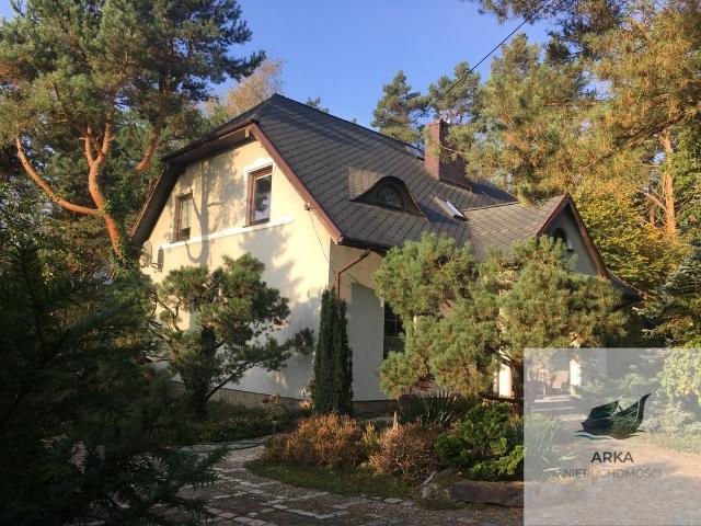 Do sprzedania przestronny dom z 6 pokojami i stawem w Jezierzycach