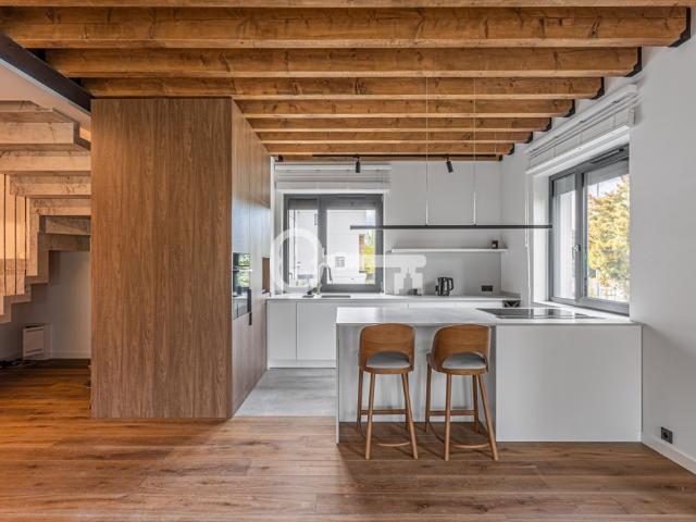 Przestronny dwupoziomowy apartament z ogrodem i garażem