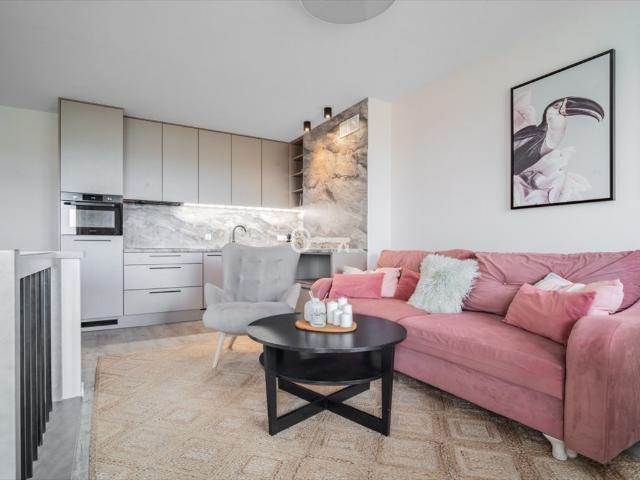 Przestronny dwupoziomowy apartament z widokiem na morze