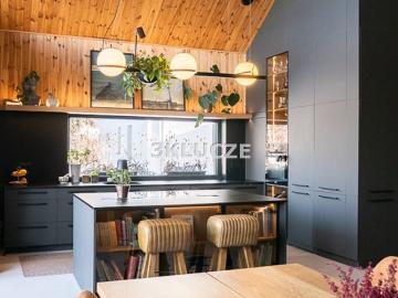 Przestronny loft z naturalnych materiałów, garaż i budynek gościnny