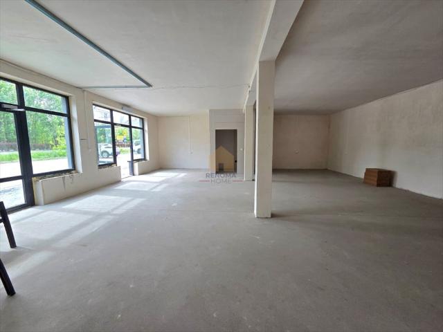 Przestronny lokal 106 m² z dużą witryną, gotowy do aranżacji