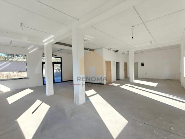 Przestronny lokal 132 m² z witrynami i parkingiem