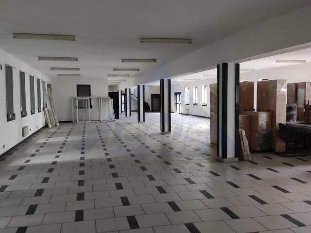 Na wynajem przestronny lokal 1600 m² z zapleczem i parkingiem