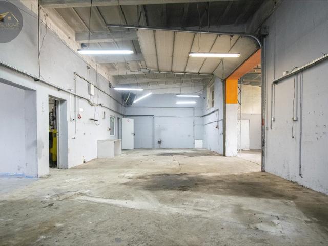 Przestronny lokal 180 m² z garażem i dużym placem