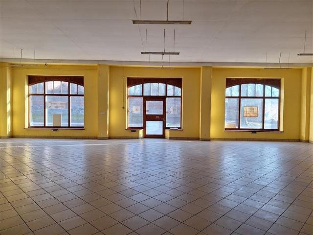 Przestronny lokal 185 m² z dużymi witrynami i parkingiem