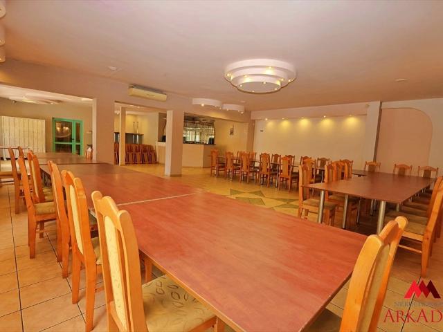 Przestronny lokal 212 m² z terenem zewnętrznym polecam