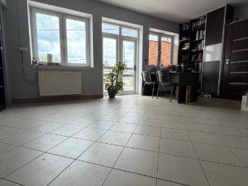 Przestronny lokal usługowy 60 m² z balkonami i parkingiem