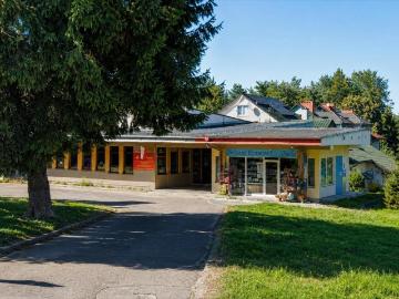 Przestronny lokal usługowy w Polańczyku z parkingiem