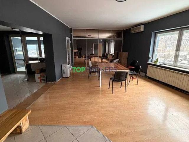 Przestronny lokal biurowy 200 m2 z salą konferencyjną i parkingiem