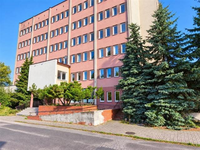 Przestronny lokal biurowy 236 m² z windą i parkingiem