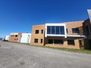 Przestronny 600 m² lokal biurowo magazynowy w Rumii z aranżacją