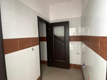 Przestronny lokal handlowo usługowy na Rynku w Przystani