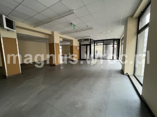 Polecam przestronny lokal handlowy 346 m² z witrynami i parkingiem