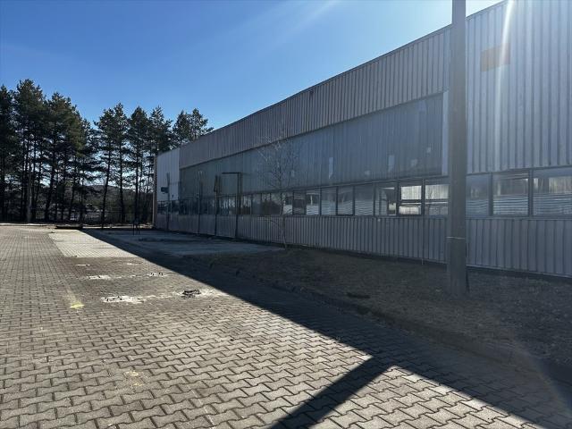 Przestronny obiekt przemysłowy 925 m² w Jaroszowcu polecam!
