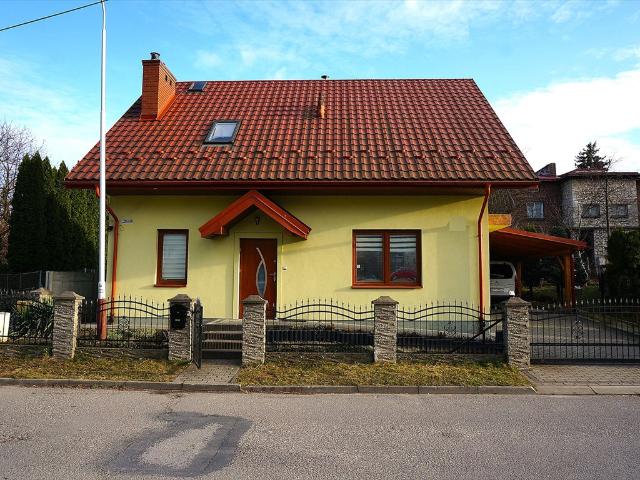Sprzedam przestronny dom 103 m² z dużym tarasem i garażem w Przeworsku