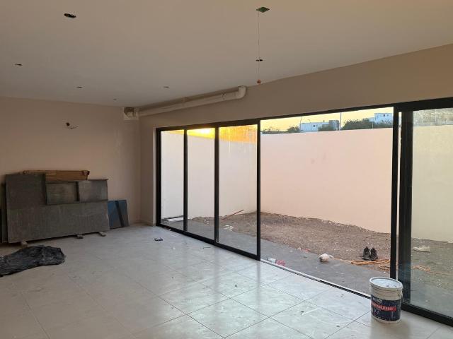 PUNTO LOMAS, Casa en VENTA con estancia de TV y jardin