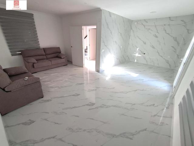 PUEBLA DE LA CALZADA, VIVIENDA TIPO DUPLEX, REFORMADA, CON GARAJE Y TRASTERO, LUMINOSA Y CON PATIO AMPLIO