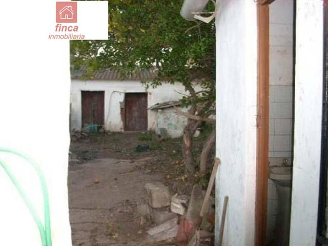 VENTA EN PUEBLA DE LA CALZADA, VIVIENDA A DOS CALLES, 500 M2 SOLAR