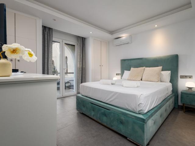Puerto Banús Duplex Penthouse with Rooftop Terrace