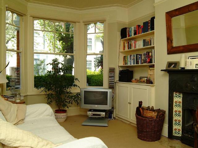 Pulborough Road, Southfields, London. 3 bed house to rent £4,000 pcm £923 pw