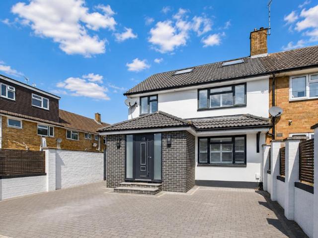 Pulleys Close, Hemel Hempstead, HP1 4 bed semi detached house to rent £2,400 pcm £554 pw