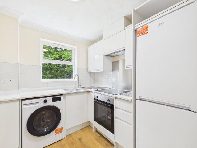 Pullmans Place, Staines Upon Thames, Surrey TW18, 1 bed flat to rent, £1,250 pcm | PrimeLocation