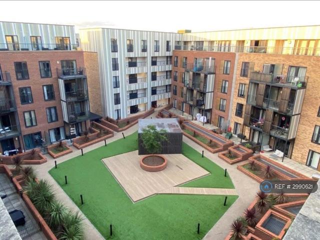 Pulse Court, Romford, RM7 2 bed flat to rent £2,300 pcm £531 pw