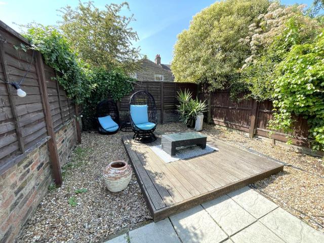 Purves Road, Kensal Green, London NW10 2 bed flat to rent £2,595 pcm £599 pw
