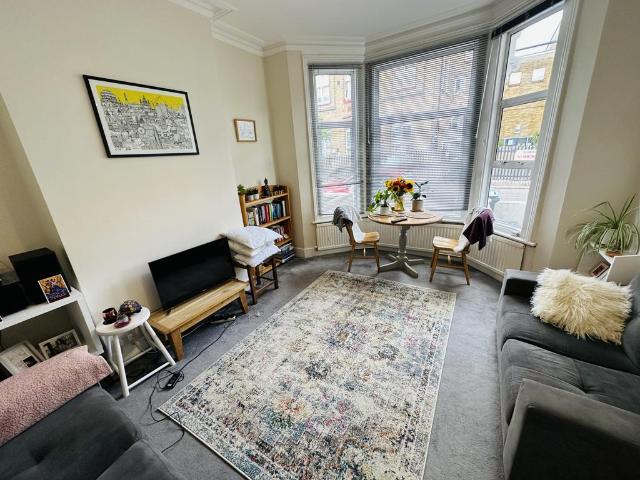 Purves Road, Kensal Rise, NW10 2 bed flat to rent £2,496 pcm £576 pw