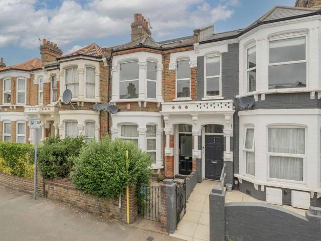 Purves Road, London NW10 3 bed flat to rent £3,500 pcm £808 pw