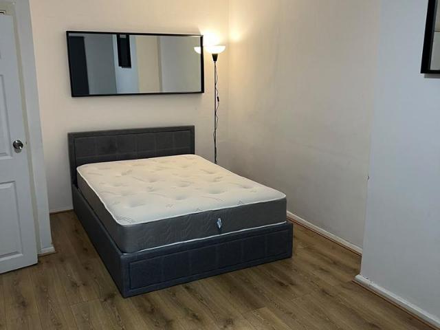 Purley Way, Croydon CR0 1 bed in a house share to rent £850 pcm £196 pw