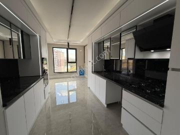 Pursaklar Mehmet Zengin Emlak'tan Teras Balkonlu Kapalı Otoparklı Lüks Sitede 2.kat 3+1 Sıfır Daire